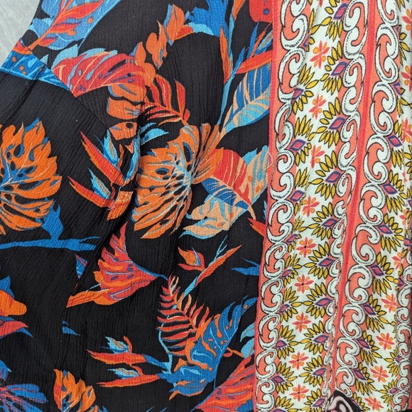 Umgee Small Boho Sleeveless V-Neck Blouse - Picture 3 of 9